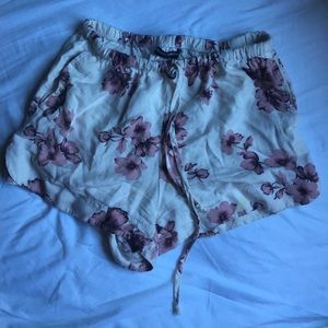 BRANDY MELVILLE FLORAL EVE SHORTS