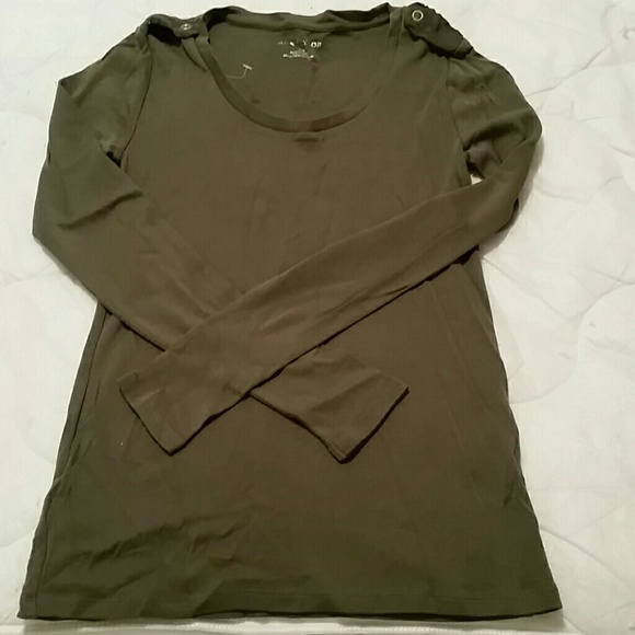 Ann Taylor nwot long sleeve w decorative snaps