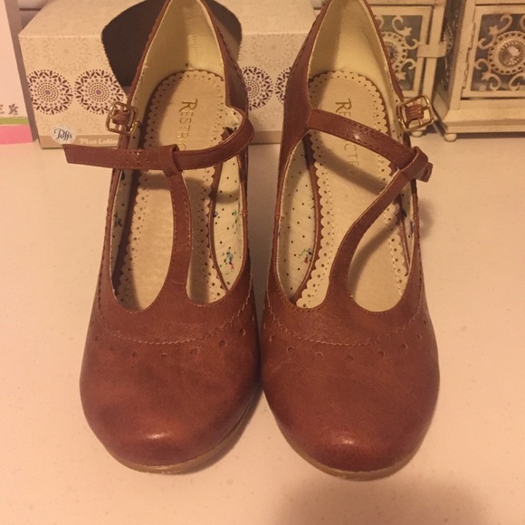 Closed toe wedges