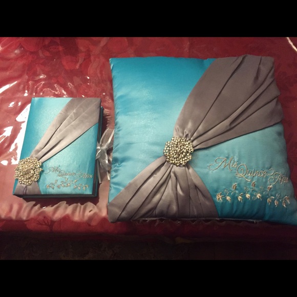 Quinceanera pillow and bible - Picture 1 of 4