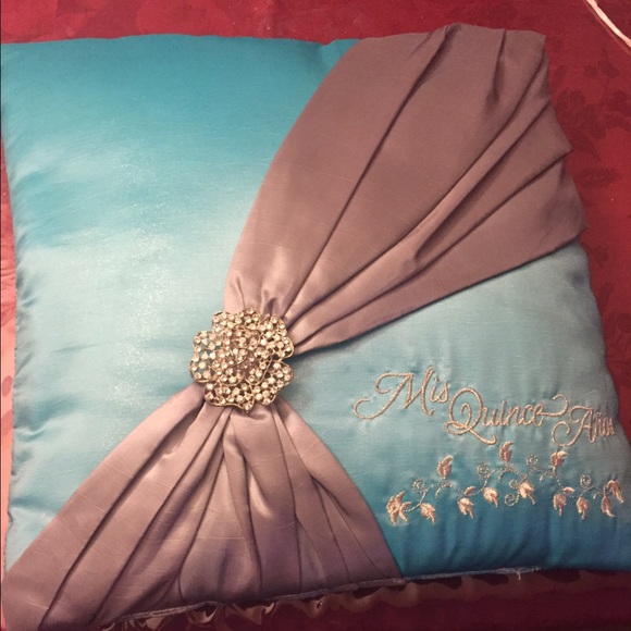 Quinceanera pillow and bible - Picture 2 of 4