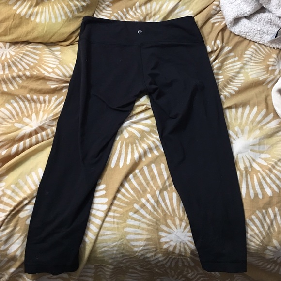 ⭐️LULULEMON black crop wonder under⭐️