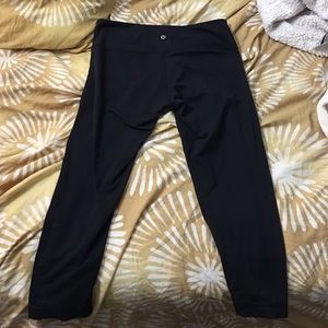 ⭐️LULULEMON black crop wonder under⭐️