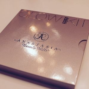 Anastasia Beverly hills glow kit