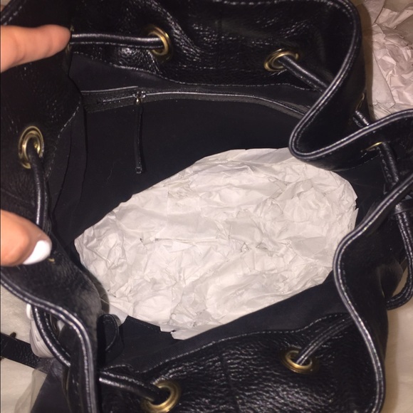 ๐HOST PIC ๐Kenneth Cole" Ny Street Bucket Bag! - Picture 3 of 3