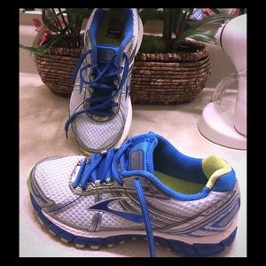 Women's brooks