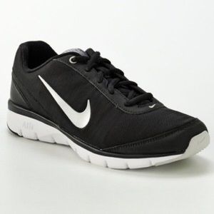 Nike woman's black training sneaker