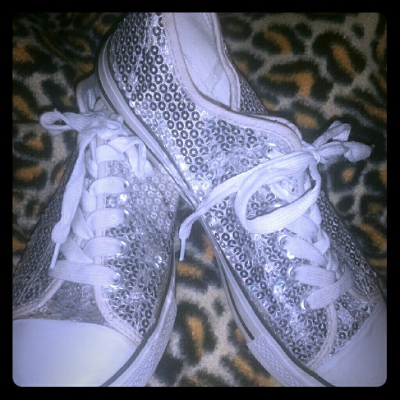 Tennis shoes