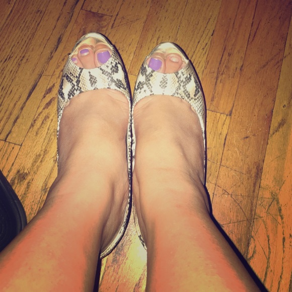 Peep toe bandolino snake pattern shoes