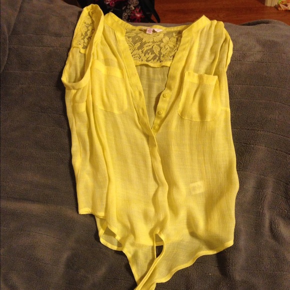 A yellow Tie bottom Tanktop
