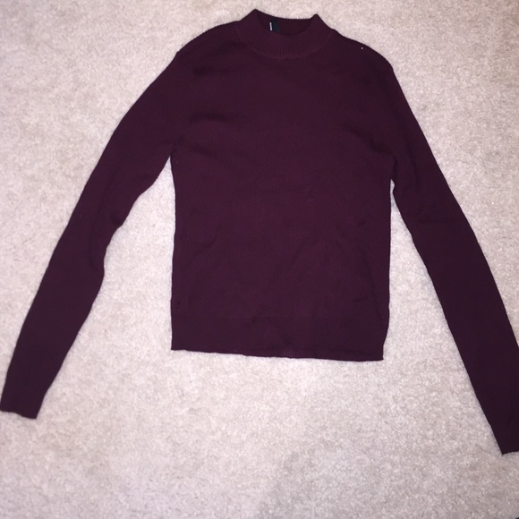 H&M Sweaters - burgundy long-sleeve w/mock neck🐾
