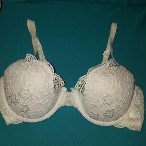 Like new! Warner's Estilo White Lace Bra 36C