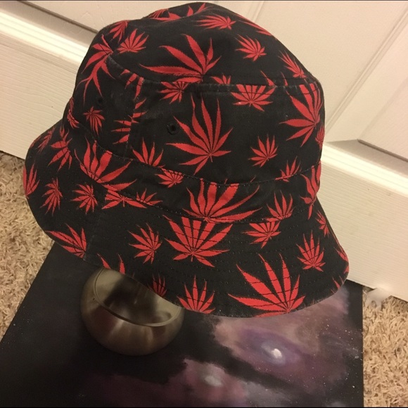 Red medicated bucket hat🍁