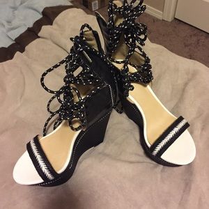 👠 FLASH SALE: Lace up wedges ✅