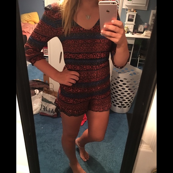 (NEW) Printed Quarter Sleeve Romper - Picture 1 of 3