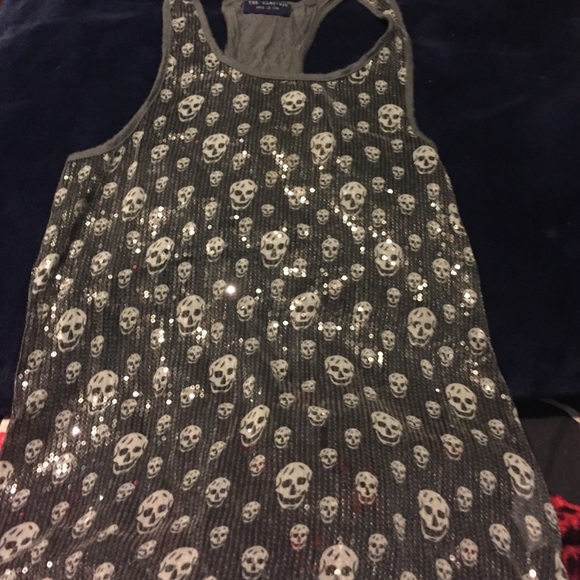 Grey skull tank