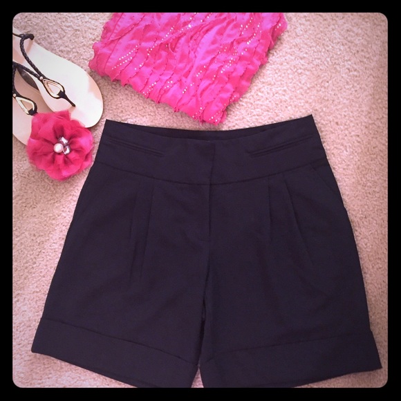 🎀 CACHE Dressy Shorts 🎀 Also have these in khaki