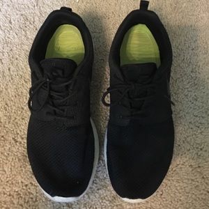 Black nike Roshe run