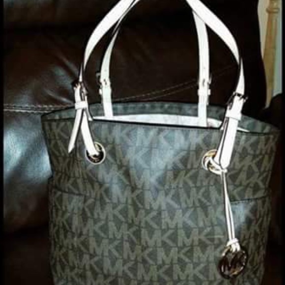 Michael kors purse - Picture 2 of 4