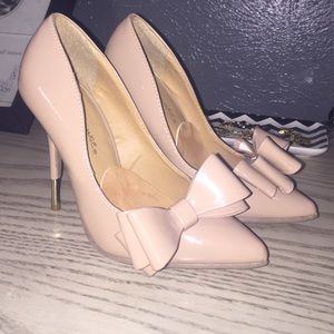 Nude bow heels