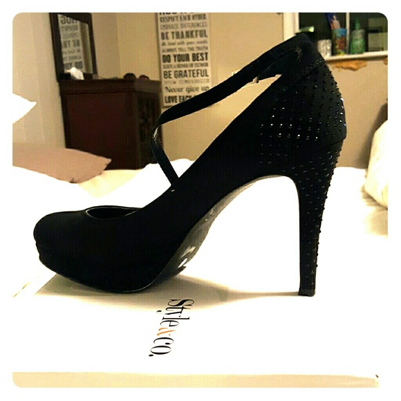 NIB .Adorable studded black style & co pumps