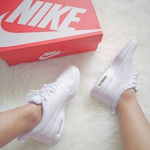 White airmax thea