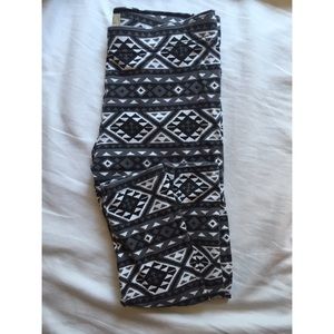 b&w pattern leggings
