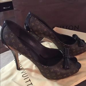New Louis Vuitton leather pump