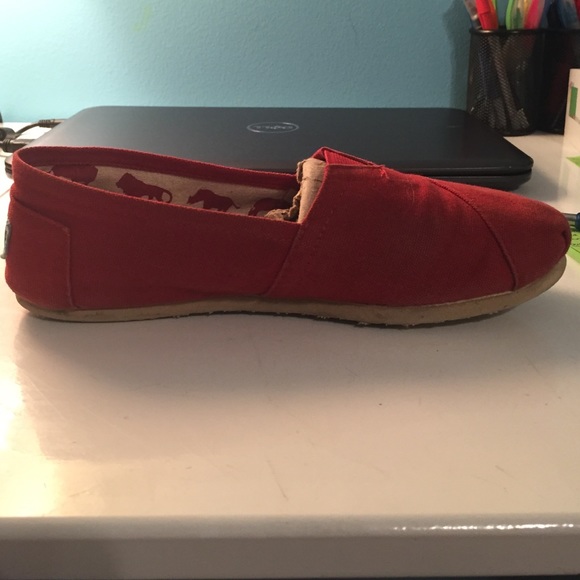 Red pair of 8.5 Toms! Slightly used and no holes!