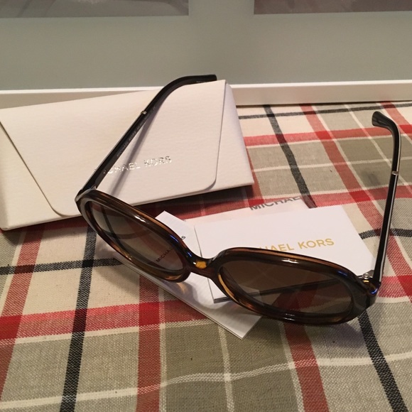 NWOT Michael kors sunglasses with case - Picture 3 of 5