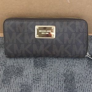 Michael Kors Signature Zipper wallet