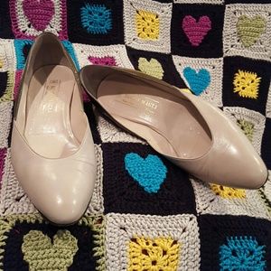 GENTLY WORN BRUNO MAGLI KITTEN HEELS SZ 9B