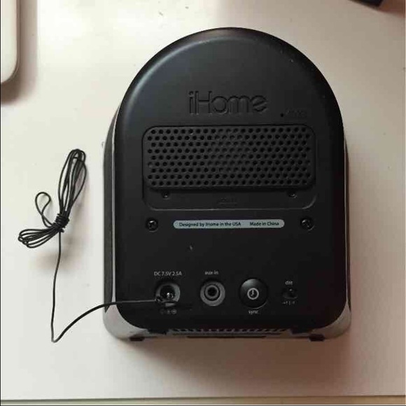 Rotating iHome Dock for iPhone 4 or iPod - Picture 2 of 3