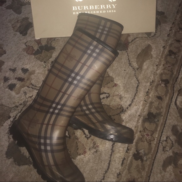 Women's Burberry rain boots 💯 Authentic with box
