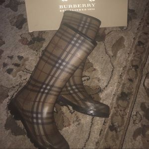 Women's Burberry rain boots 💯 Authentic with box