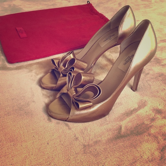 Valentino Peep-Toe Pumps in Gold - with Bows
