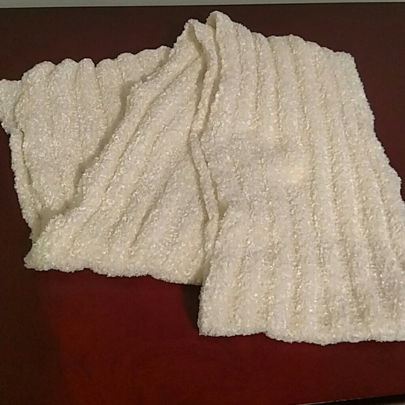 GUC winter white scarf