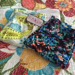 Pluskins(Buskins) leggings.