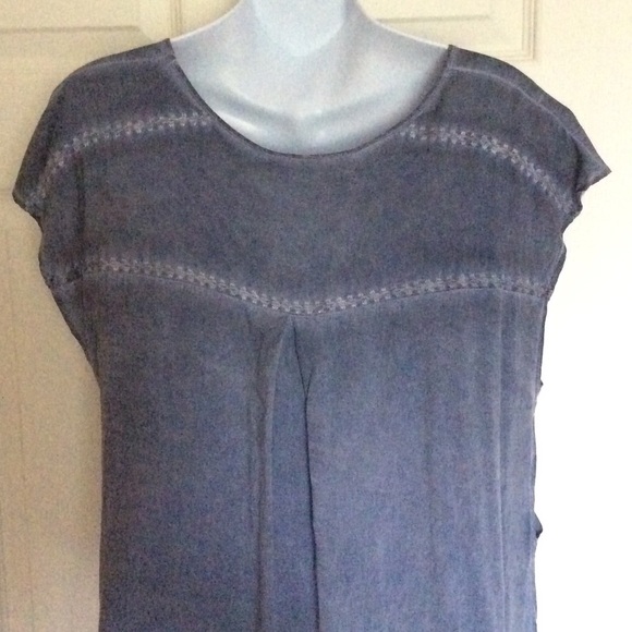 PRICE DROP Easy tunic measures 40" shoulder to hem - Picture 2 of 4