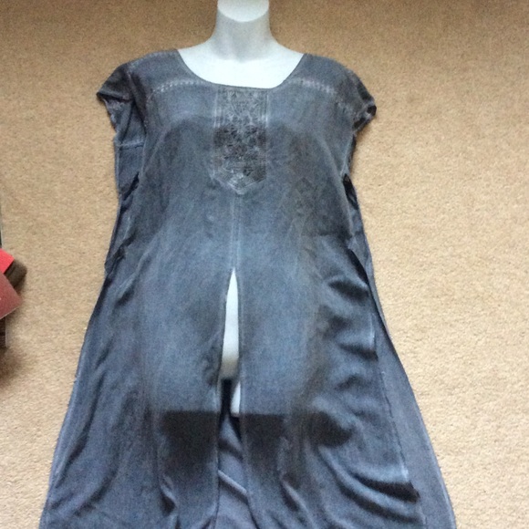 PRICE DROP Easy tunic measures 40" shoulder to hem - Picture 4 of 4