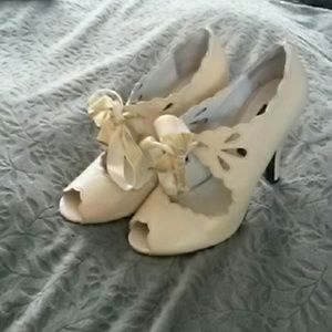Vintage inspired MOJO MOXY nude heels