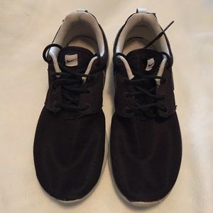 black nike Roches