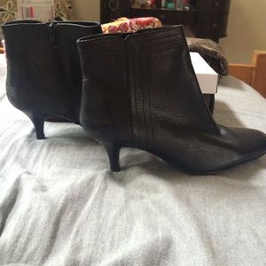 SALE‼️Bandolino kitten heel booties