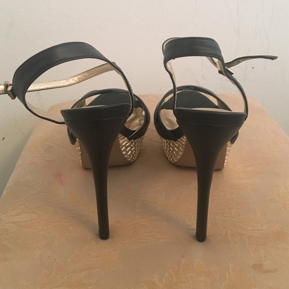 Black and gold Sandal Platforms - Picture 3 of 4