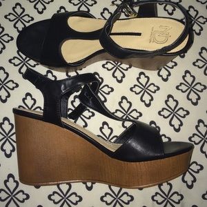 Black wedges