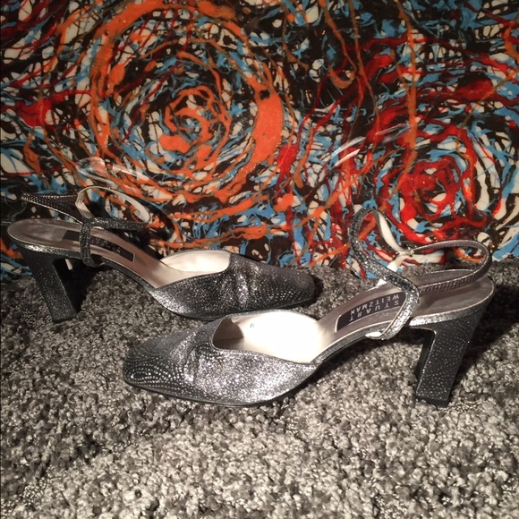 Stuart Weitzman - Picture 3 of 4