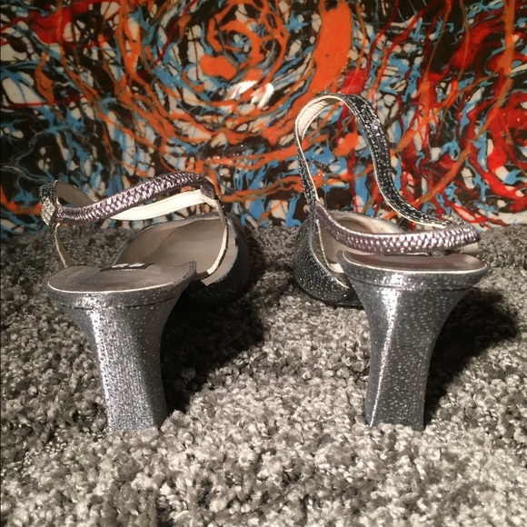 Stuart Weitzman - Picture 4 of 4