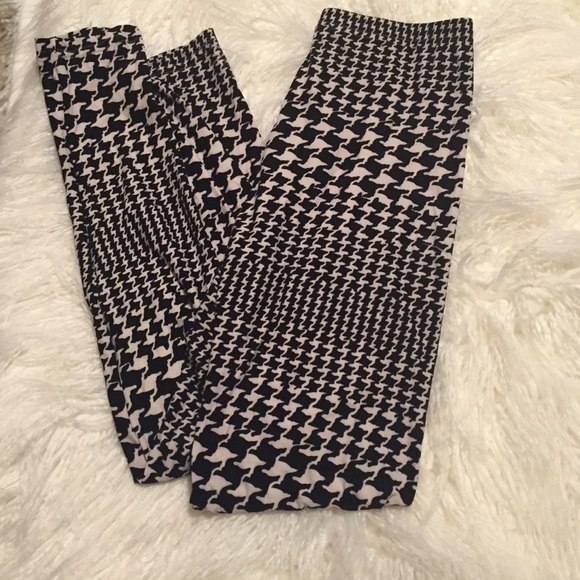 Fun shaped black and white leggings!