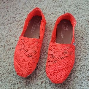 Neon coral crochet Tom's