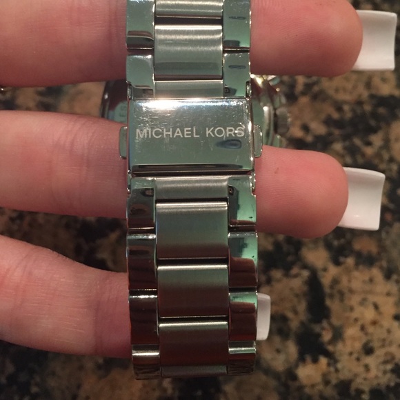 🎀🆕 Gorgeous New Silver Michael Kors Watch - Picture 2 of 4